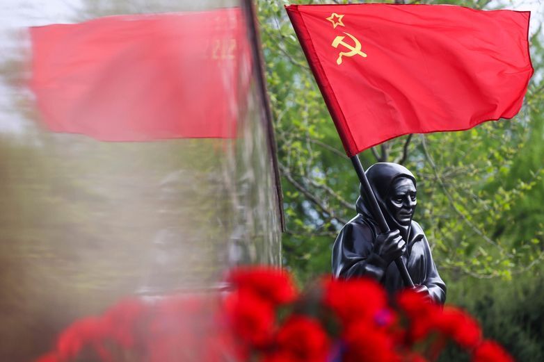 Бабушка с флагом , как украинка, невольно стала иконой русской военной пропаганды (как видит запад эту ситуацию)