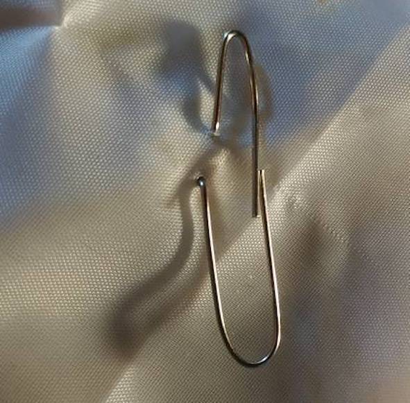 Как легко вдеть нитку в иголку, оторвалась пуговица на блузке или брюках, зацепка на колготках? Не беда. С этим можно справиться даже в офисе 