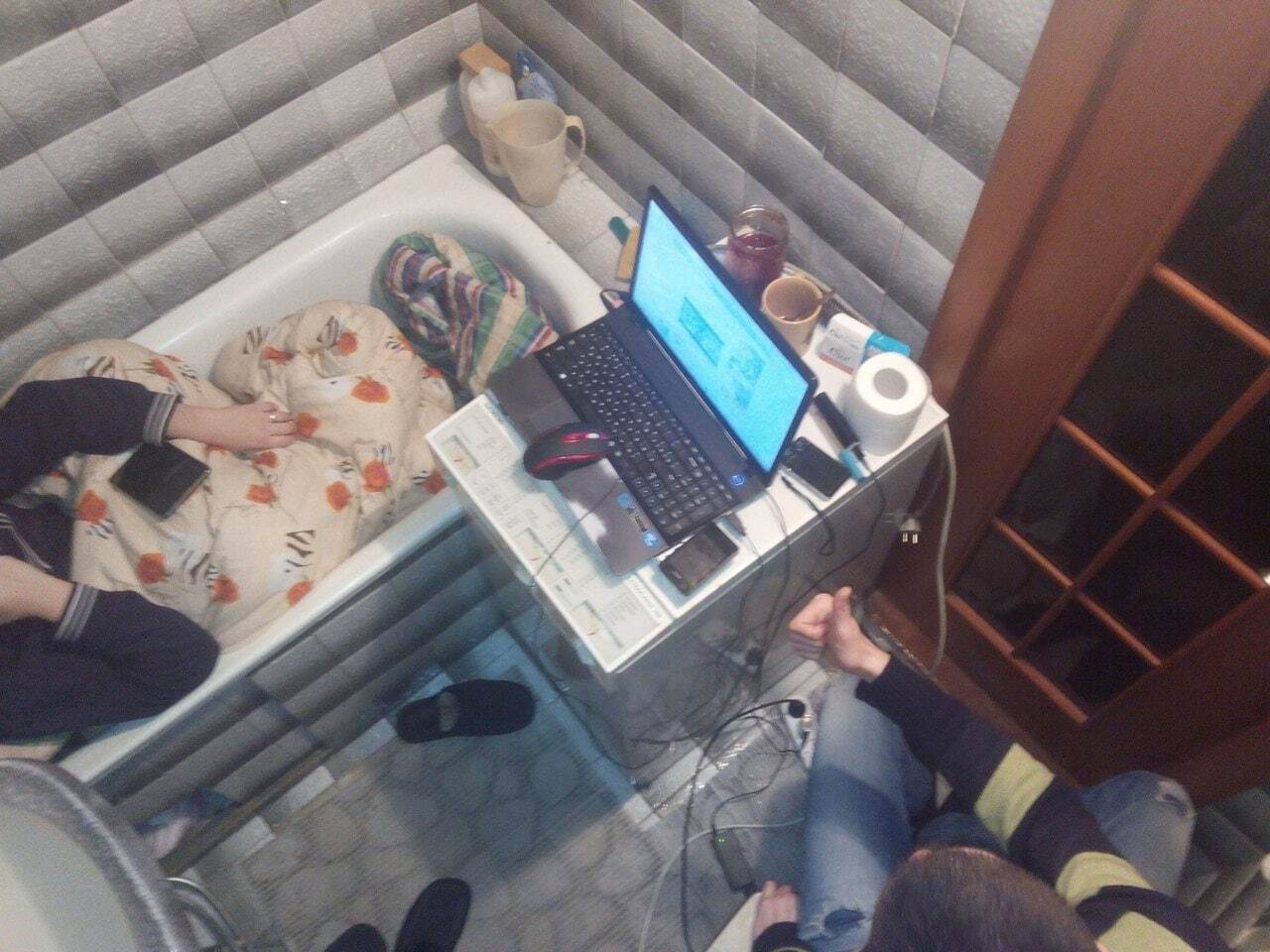 Вот так укладываются спать дети в Горловке😢