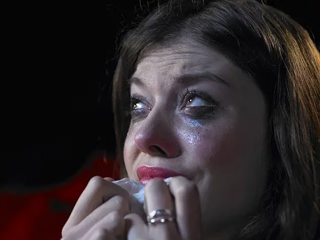 Как по-вашему, почему плачет эта женщина?