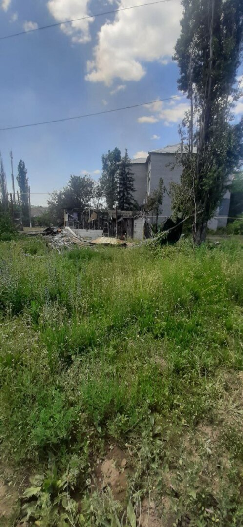 Укронацисты выпустили по жилым кварталам Ясиноватой 10 реактивных снарядов из установок "Град", сообщило представительство ДНР в СЦКК