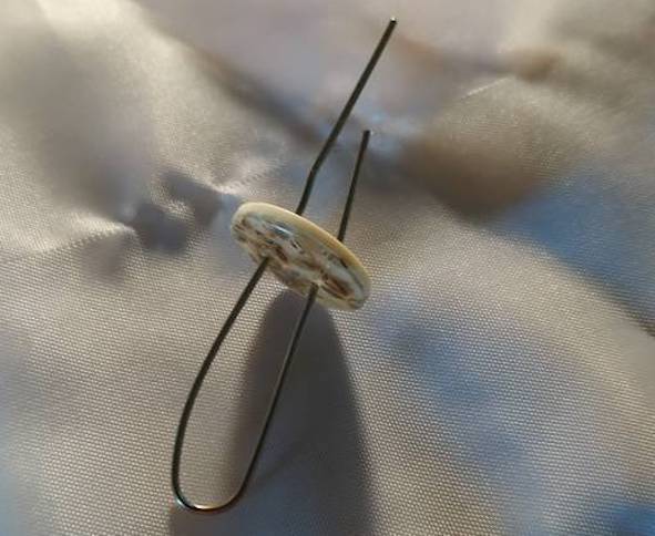 Как легко вдеть нитку в иголку, оторвалась пуговица на блузке или брюках, зацепка на колготках? Не беда. С этим можно справиться даже в офисе 