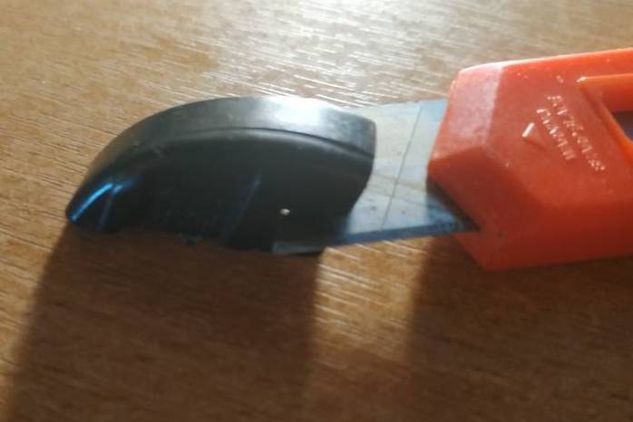 Как легко вдеть нитку в иголку, оторвалась пуговица на блузке или брюках, зацепка на колготках? Не беда. С этим можно справиться даже в офисе 