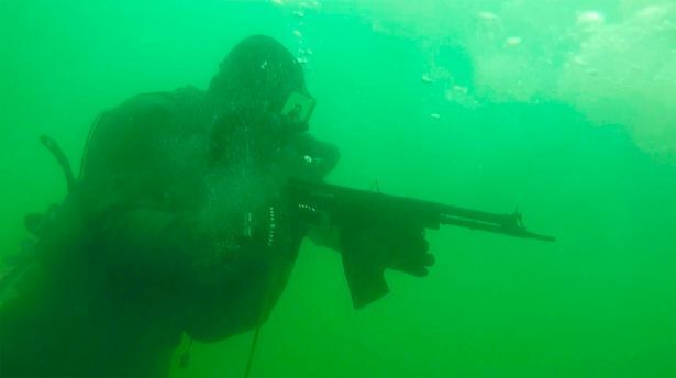 Владимир Путин начинает военные учения с солдатами-амфибиями, стреляющими под водой