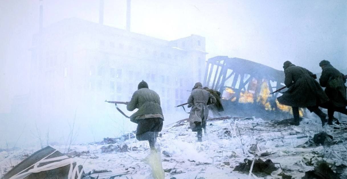 Советская пехота во время атаки в городе Лозовая Харьковской области.