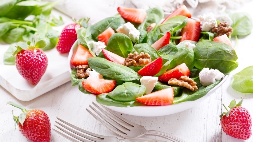 Салат со шпинатом и клубникой идеально подходит для ужина. Вкус восхитительный