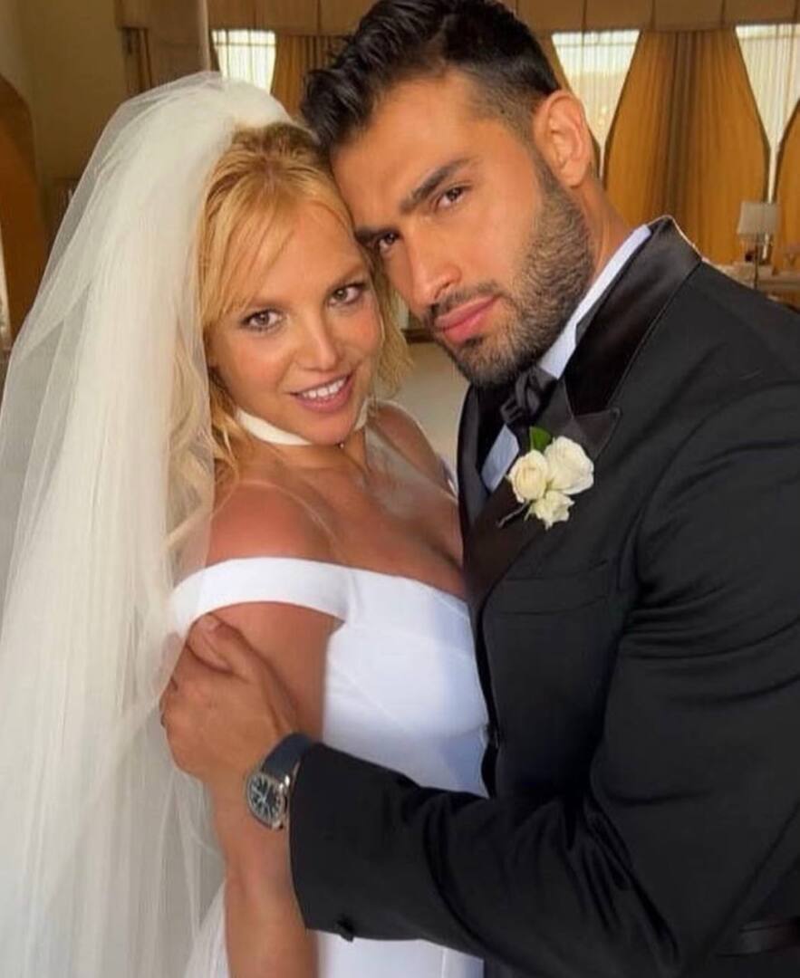 Первое фото Бритни Спирс в свадебном платьеБритни Спирс и ее давний возлюбленный Сэм Асгари сыграли тайную свадьбу. Тем не менее, в ...