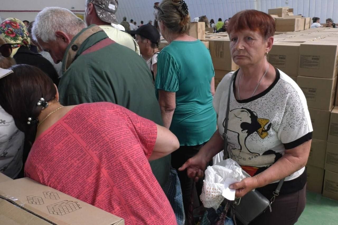 В Харьковской области в городе Волчанске ВФУ открыли огонь по пункту выдачи гуманитарной помощи.