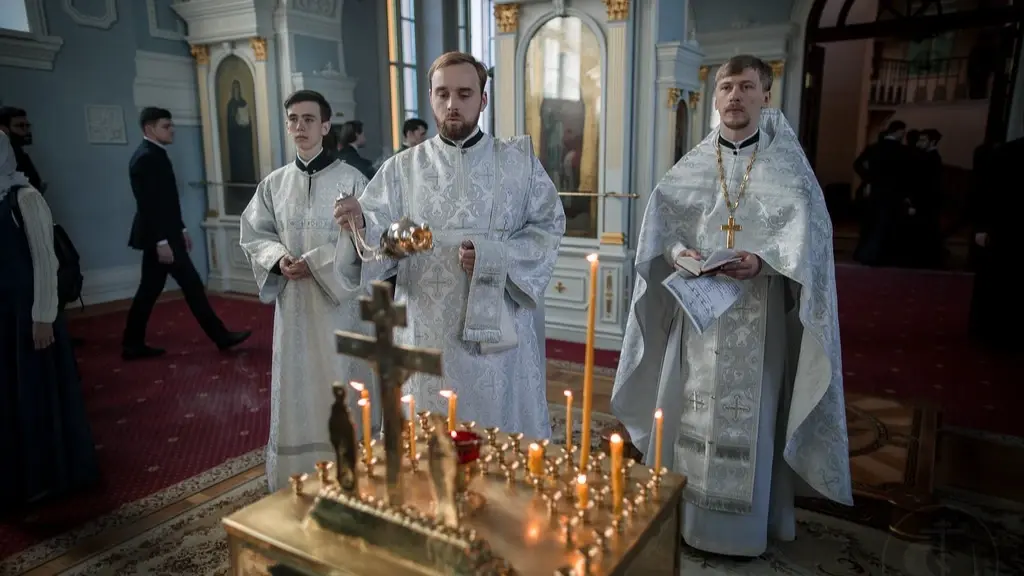 Не гневи Бога 11 июня: можно ли сегодня трудиться на огороде, выносить мусор, убираться дома, мыть голову – что обязательно сделать и какие молитвы,