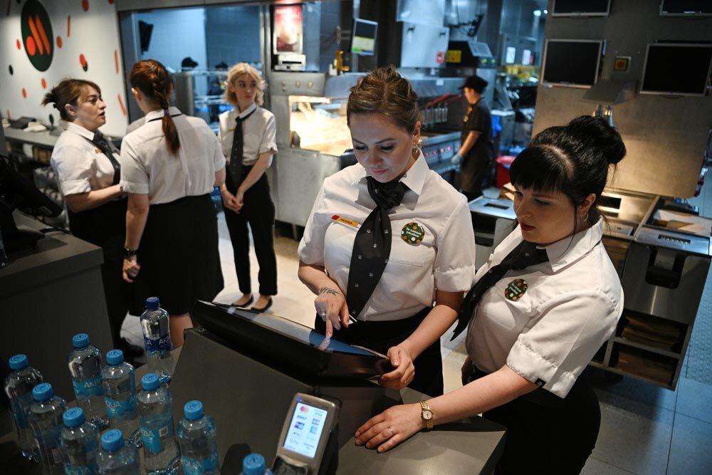 В Москве открылись первые рестораны обновленного Макдоналдса!