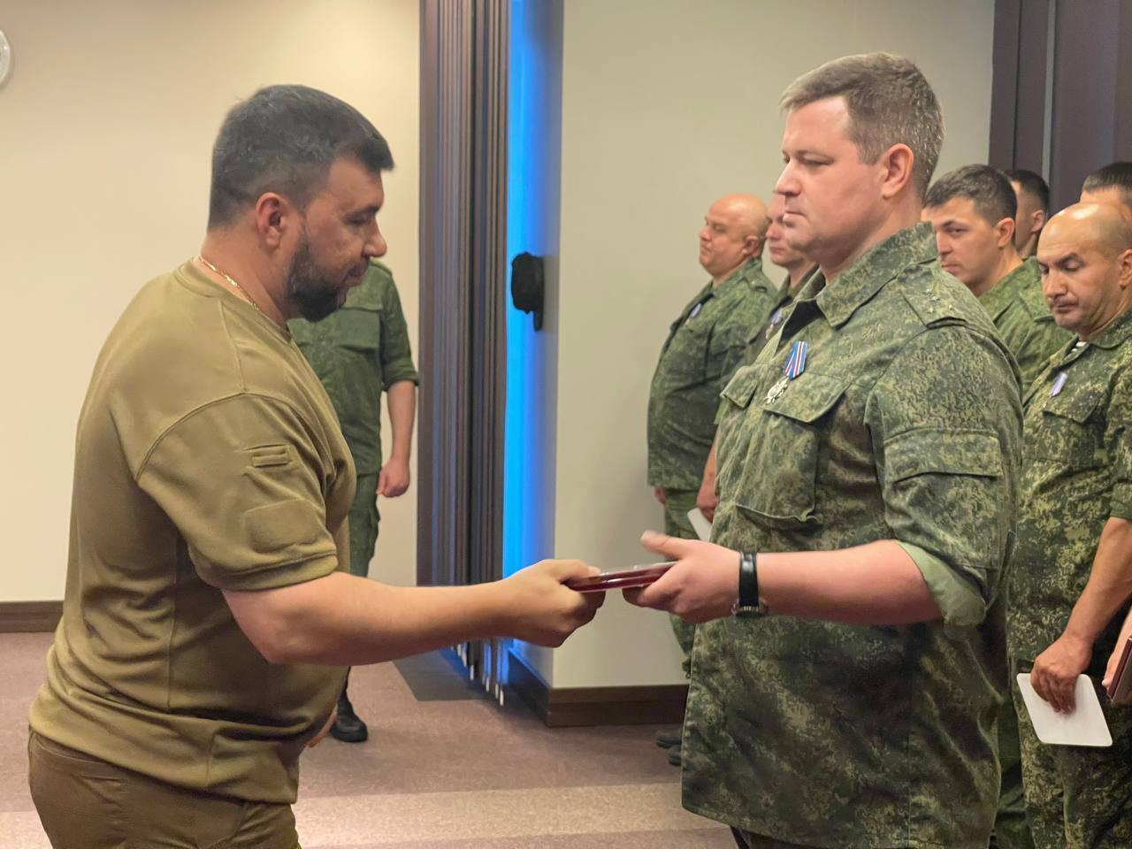 🎖 Глава ДНР вручил награды бойцам в День России