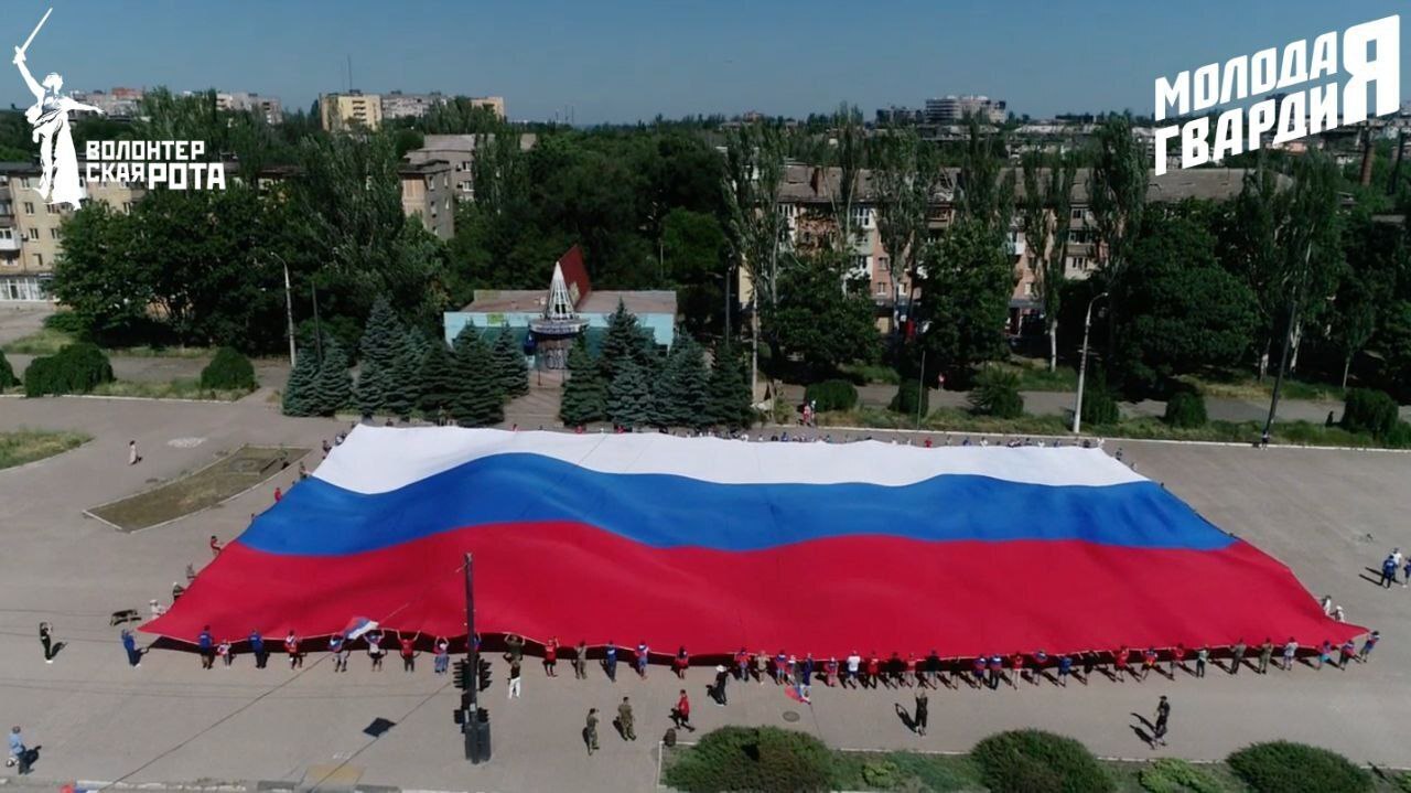 В Мариуполе развернули самый большой флаг России