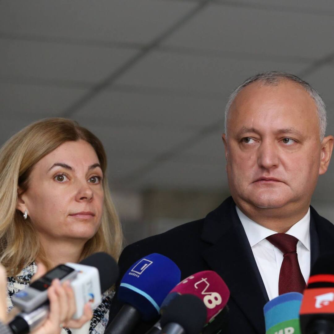 Находящийся под домашним арестом экс-президент Молдовы Додон заявил, что его супруге Галине Додон вручили повестку в прокуратуру.