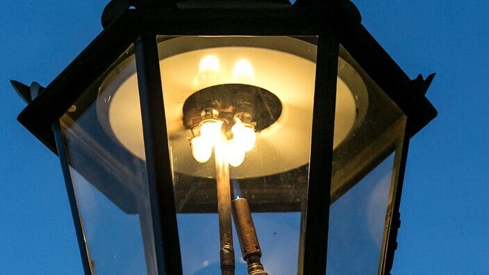 В 19 веке наступило время великих изобретателей, которые принесли искусственный свет в города, квартиры и фабрики.