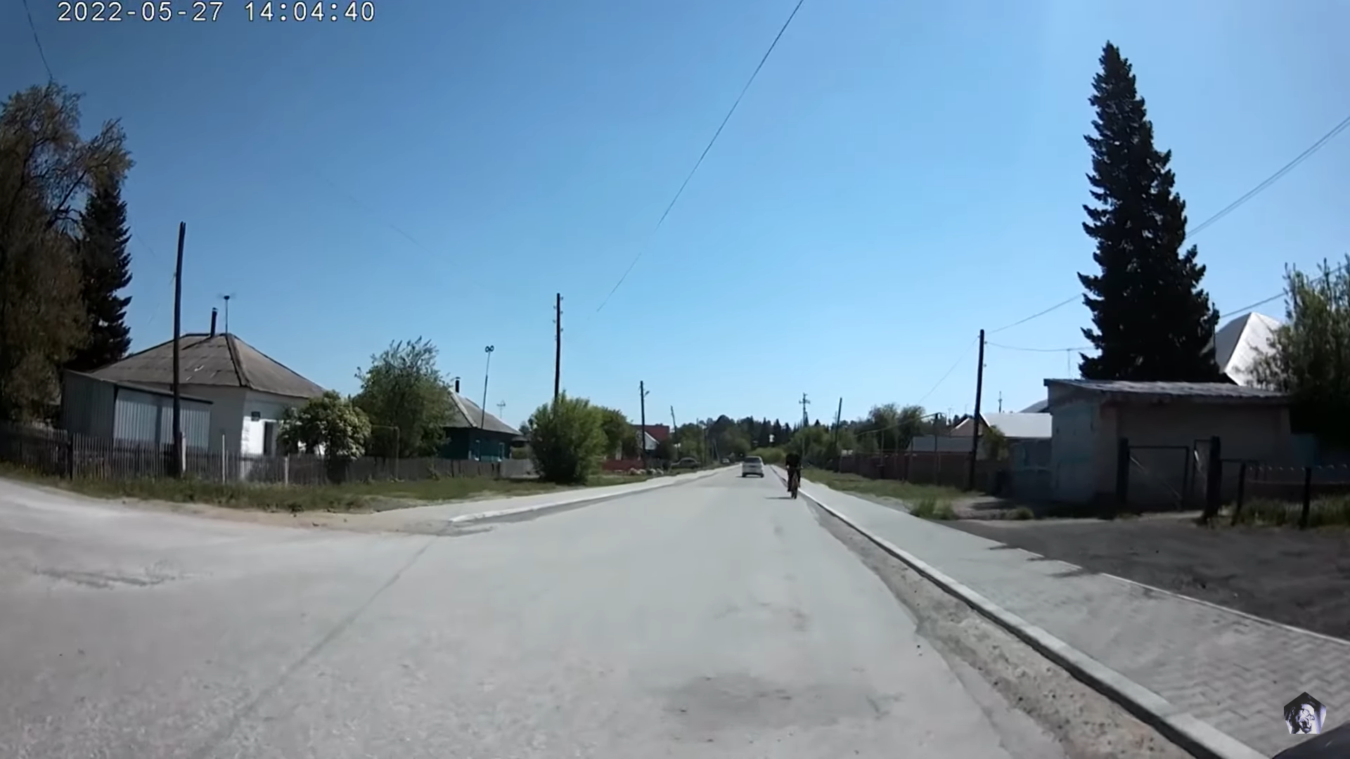 Движение на велосипеде по краю проезжей части навстречу движению запрещено. Административный штраф – 800 рублей