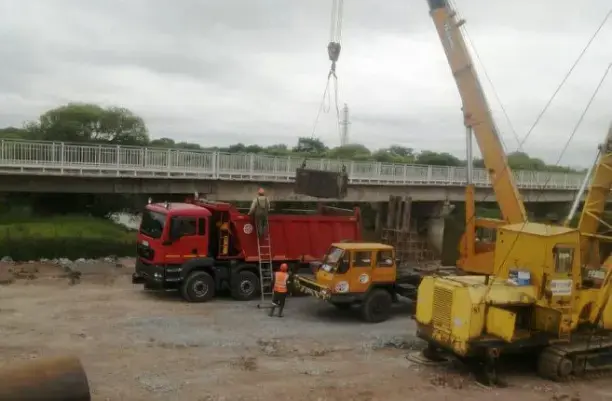 Началось бурение скважин под опоры моста через реку Илистая Строители приступили к бурению скважин под опоры моста через реку Илистая на границе
