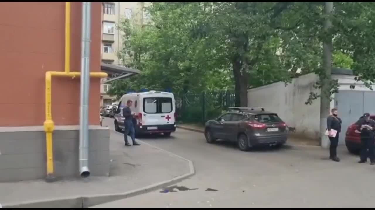 Мать ребенка из окна. Девочка выпала из окна Москва. Девушка выпала из окна в Москве.