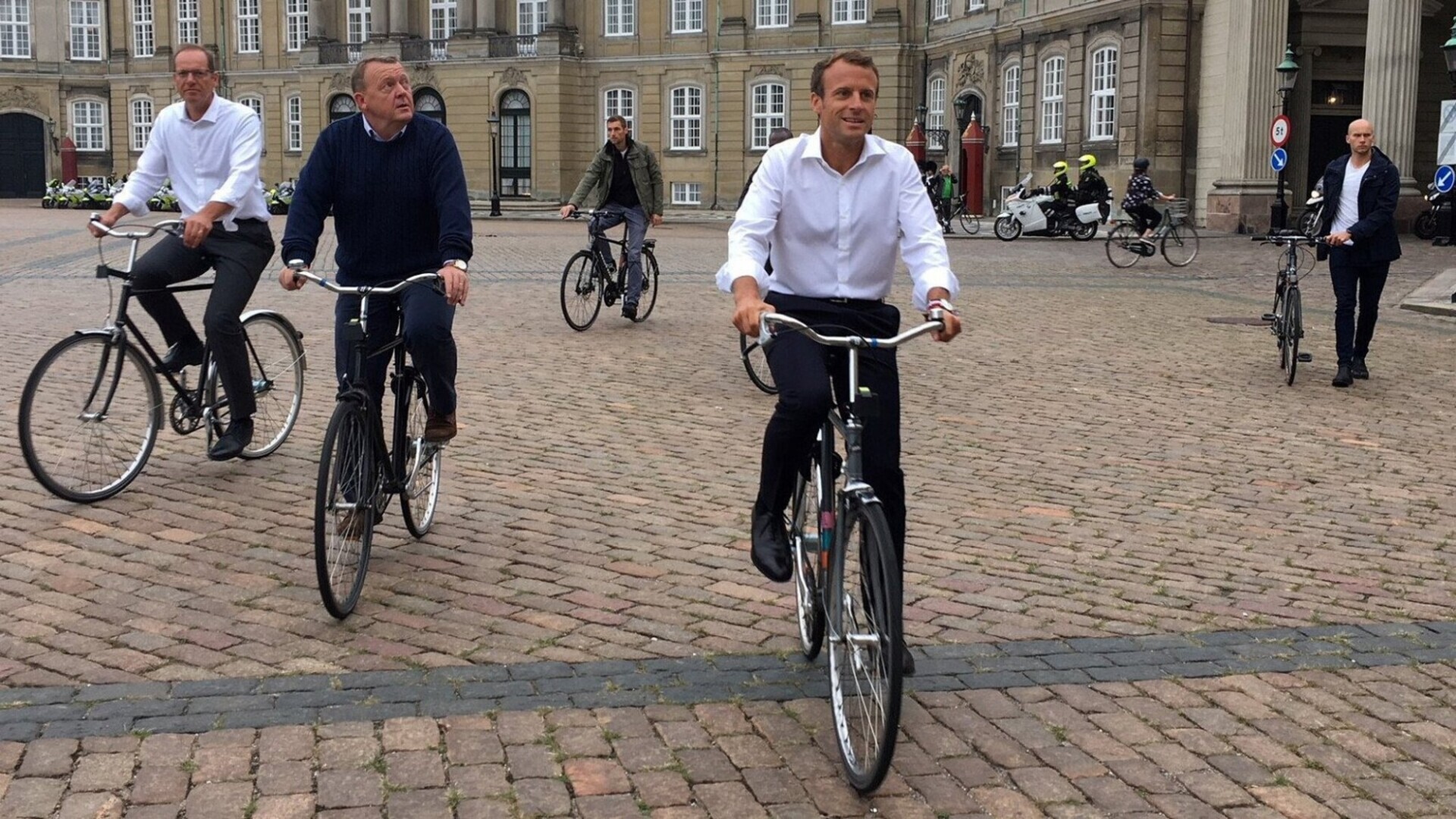 Если уж пересаживать наших чиновников на Лады, то на подготовленные. Или вы хотите, как в Англии?