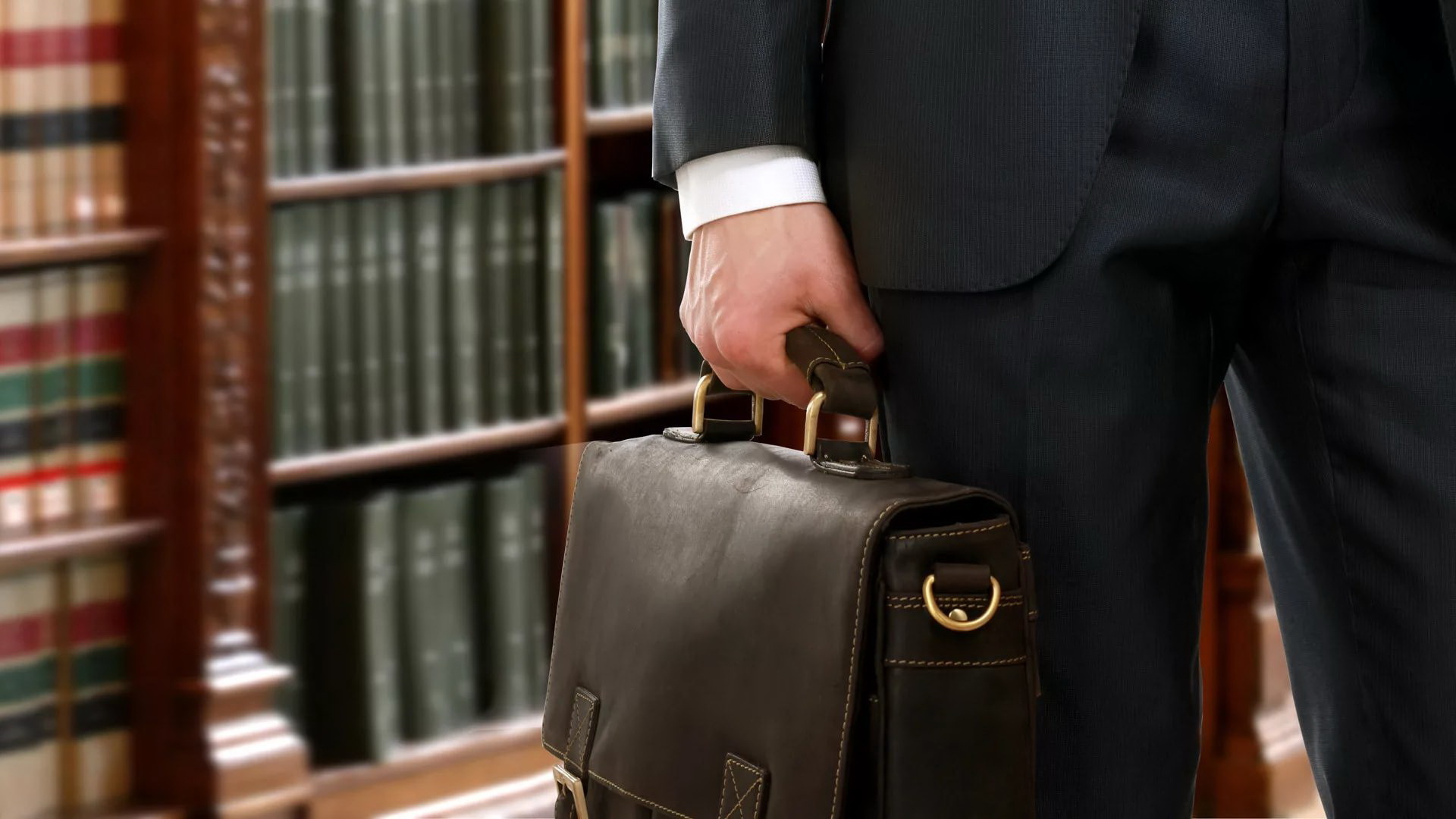 Пенсионер-инвалид вынужден был просить милостыню из-за судебных приставов