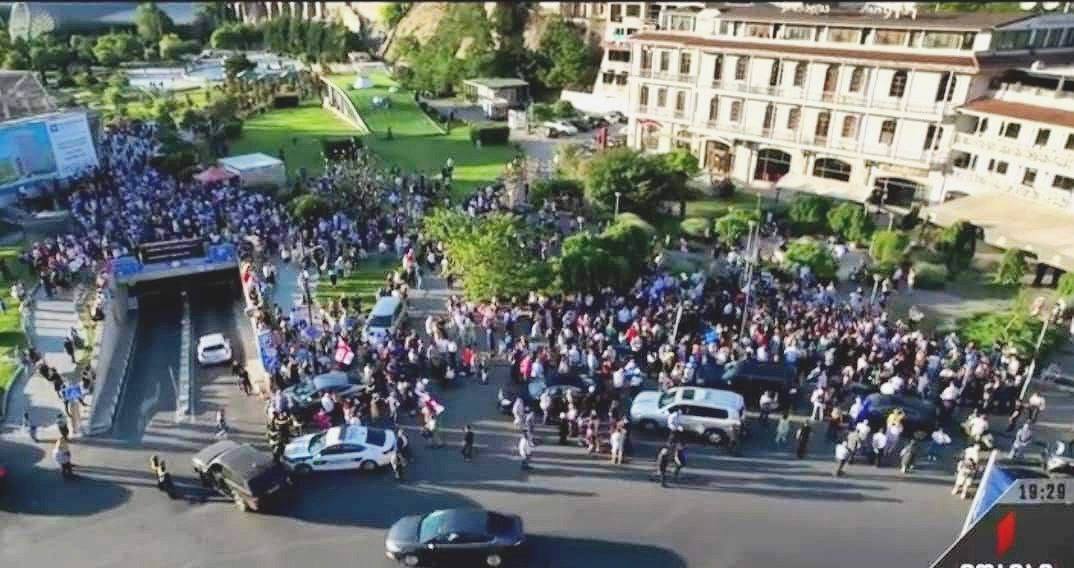 Президент Грузии анонсировал митинг в поддержку Евросоюза в Тбилиси.