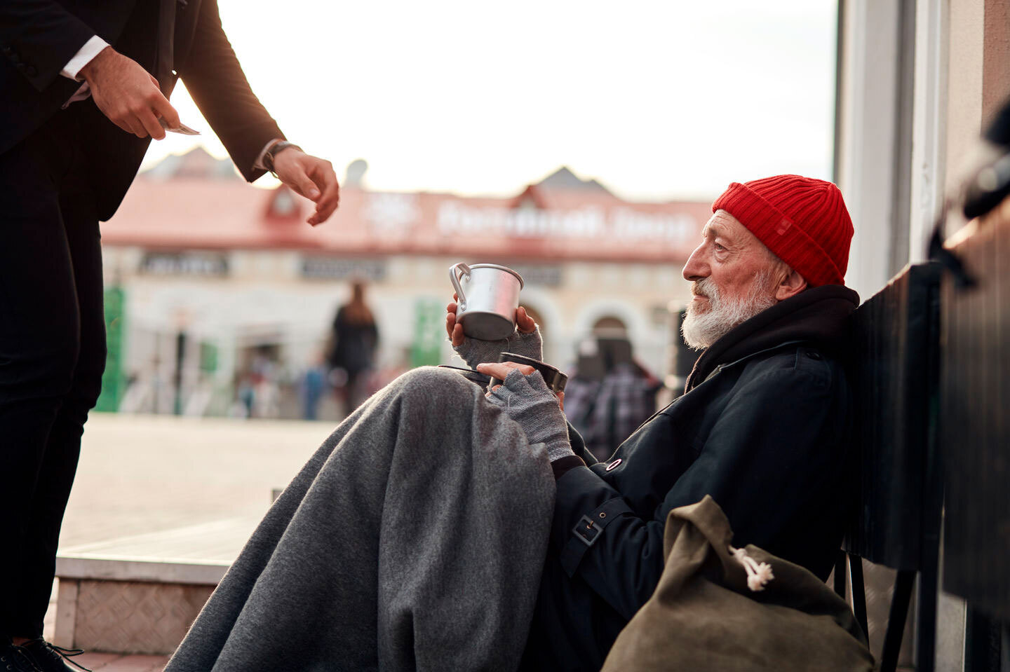 Пенсионер-инвалид вынужден был просить милостыню из-за судебных приставов