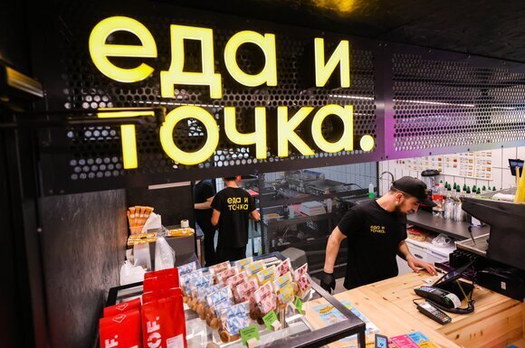 Что там у тебя в пакете? - Бутылка рома. - Ты назвал бутылку водки Ромой? - Да.