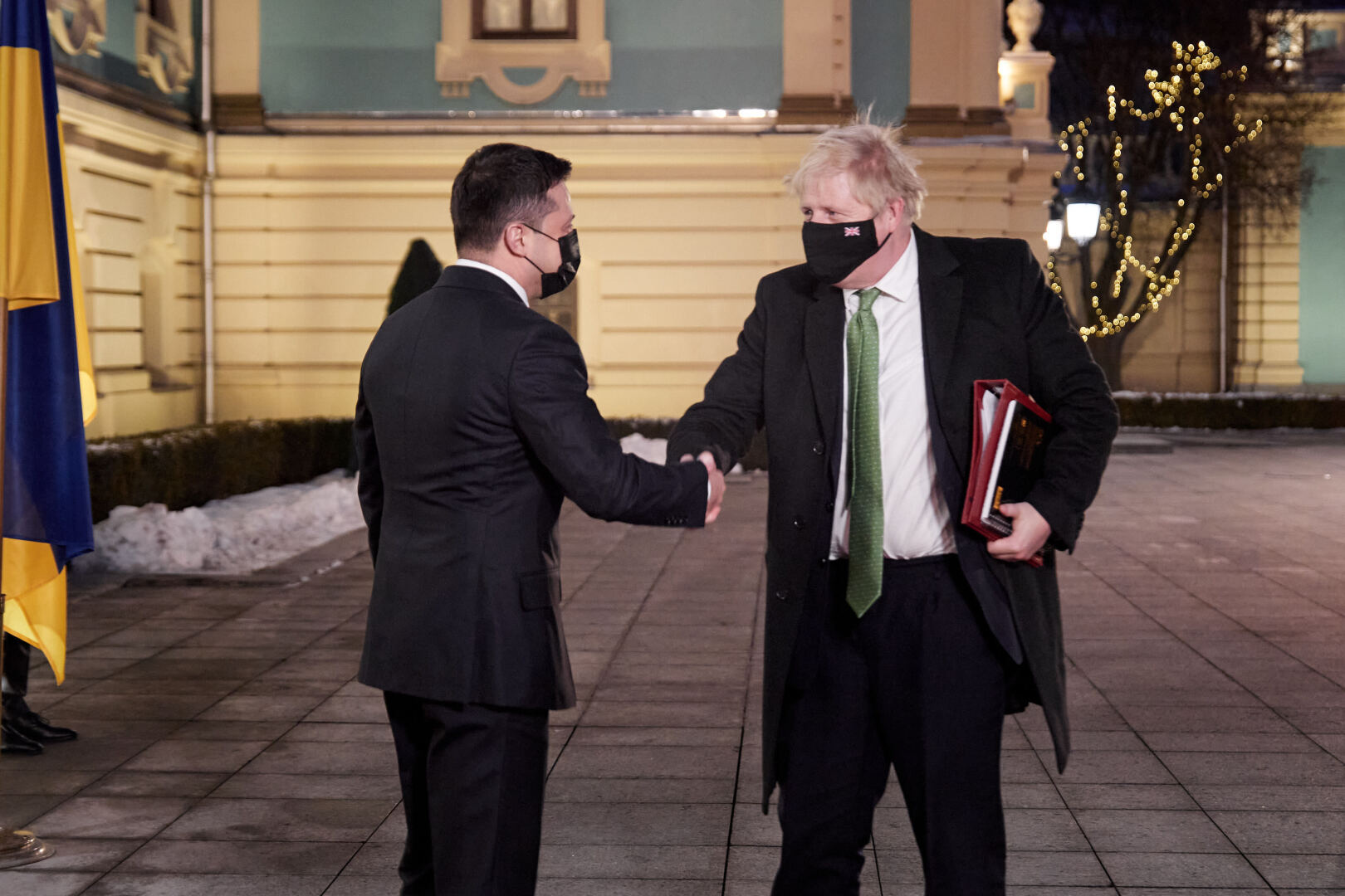 Лохматый Борис Джонсонюк (попятам троицы ЕС).