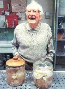 Альберт Эйнштейн отказался чтоб над ним проводили исследования после смерти,но его мозг исчез после вскрытия.