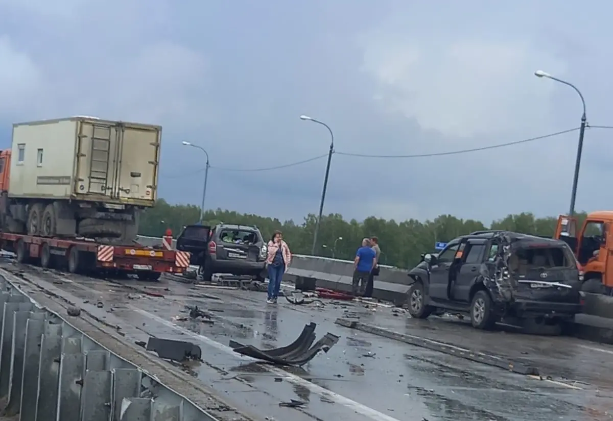 На Северном объезде Новосибирска произошло крупное ДТП с двумя легковушками и грузовиком. Автомобилисты сообщают о длительной пробке - фото