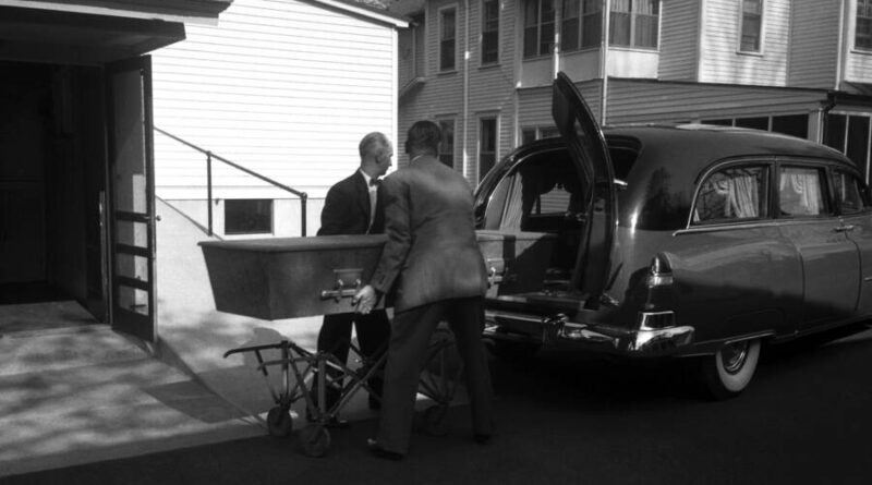 Альберт Эйнштейн отказался чтоб над ним проводили исследования после смерти,но его мозг исчез после вскрытия.