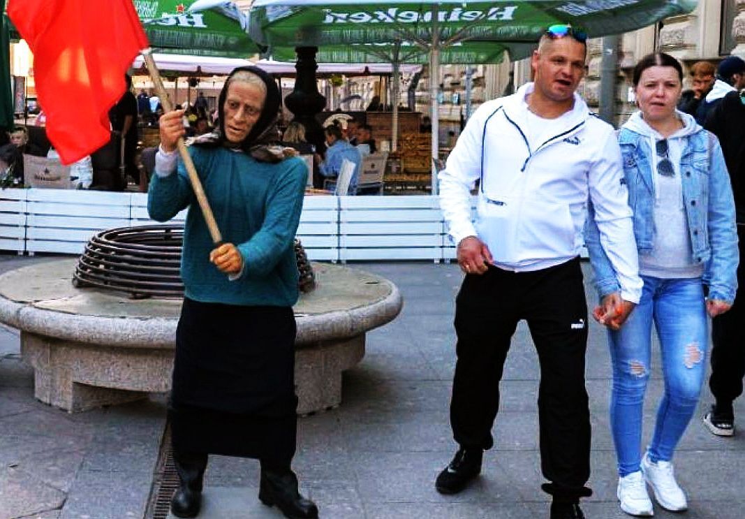 Шоковый патриотизм: Жуткая фигура «Бабушки с красным Знаменем» пугает жителей Петербурга (видео). Нужны ли такие памятники?