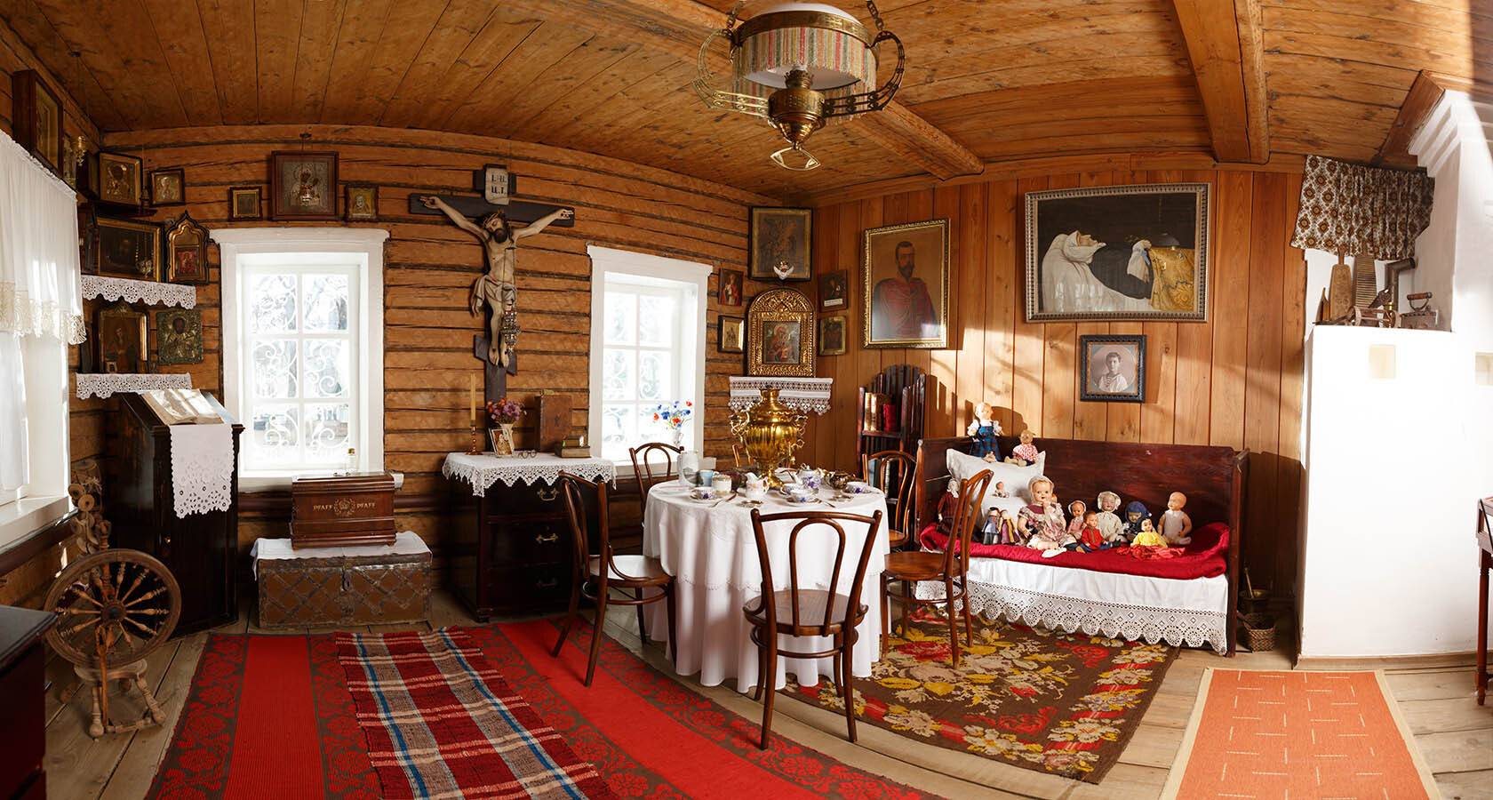 Кто ударил царя Николая II по руке и сказал:-"нет тебе сладкого, будешь только горькое есть!"-когда он хотел взять варенье за чаем?