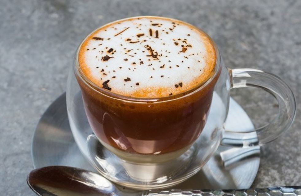 Шерлок Холмс обнаружил в чашке кофе муху и, подозвав официанта, попросил его принести другую чашку кофе. Едва пригубив вновь принесённую чашку...