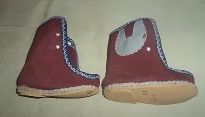 Из какого материала делали эти детские сапожки?