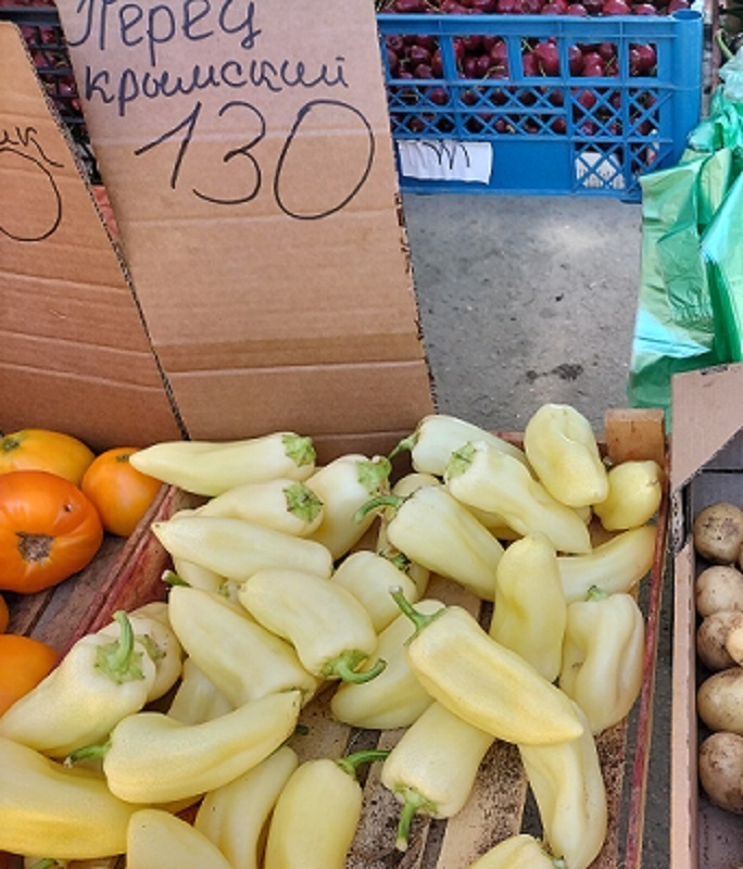 Небывалое снижение цен. Картошка по 15 рублей. Сколько стоят этим летом овощи и фрукты в Крыму - фото ценников с крымского рынка