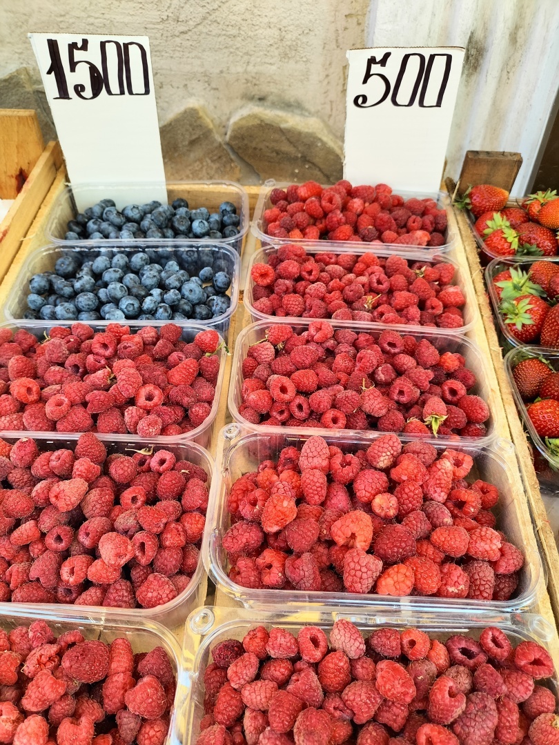 Небывалое снижение цен. Картошка по 15 рублей. Сколько стоят этим летом овощи и фрукты в Крыму - фото ценников с крымского рынка