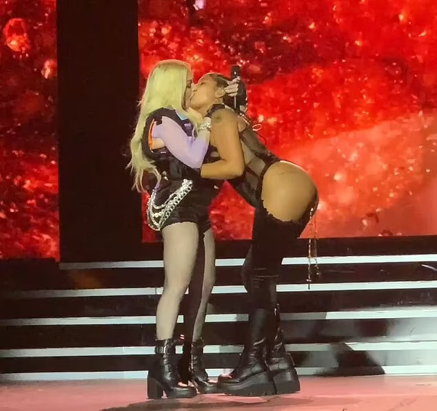 Мадонна показала дерзкий танец на концерте в Нью-Йорке: новые интимные безрассудства Мадонны на концерте, поцелуй с репером Токишей - фото, видео