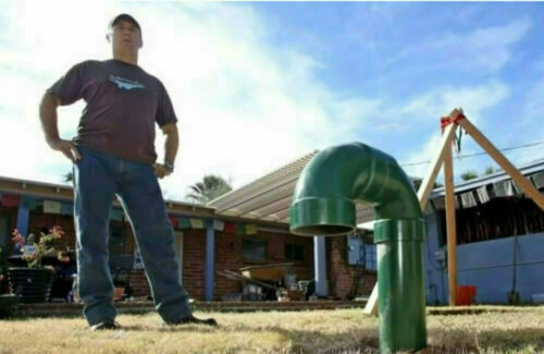 Этот человек пытается разгадать тайну своего двора, угадайте, что он обнаружил !