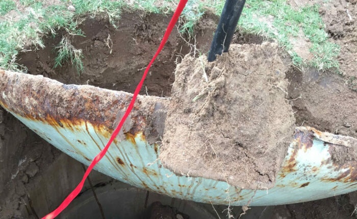 Этот человек пытается разгадать тайну своего двора, угадайте, что он обнаружил !