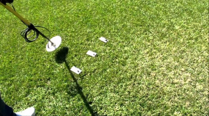 Этот человек пытается разгадать тайну своего двора, угадайте, что он обнаружил !