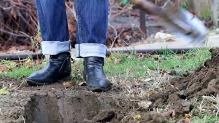 Этот человек пытается разгадать тайну своего двора, угадайте, что он обнаружил !