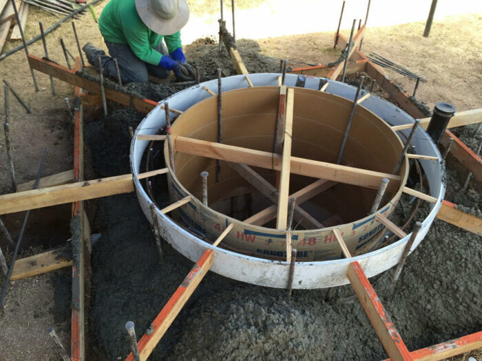 Этот человек пытается разгадать тайну своего двора, угадайте, что он обнаружил !