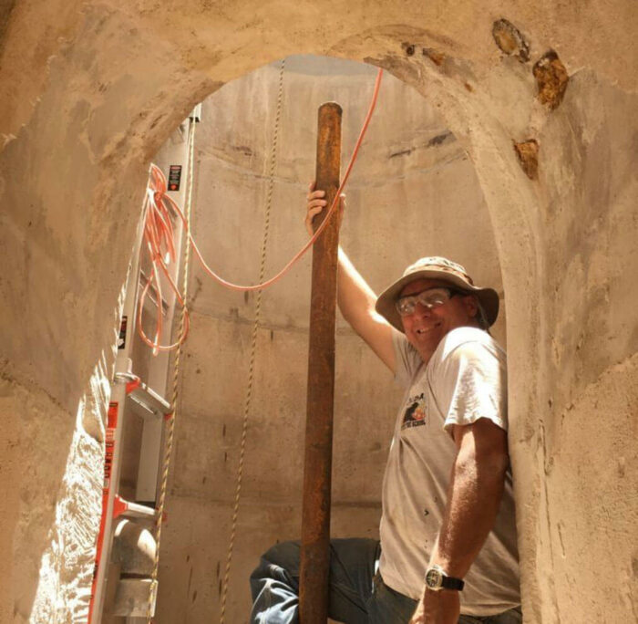 Этот человек пытается разгадать тайну своего двора, угадайте, что он обнаружил !