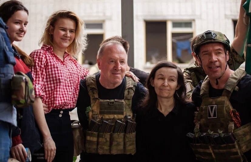 Актёры Владимир Стеклов и Руслан Банковский привезли в Северодонецк гуманитарку.