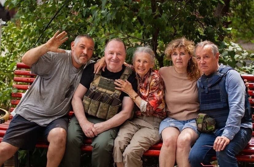 Актёры Владимир Стеклов и Руслан Банковский привезли в Северодонецк гуманитарку.