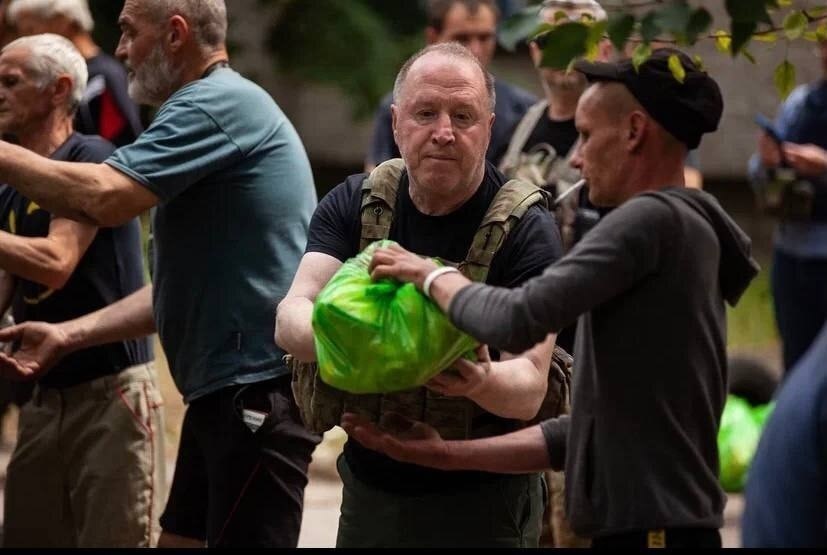 Актёры Владимир Стеклов и Руслан Банковский привезли в Северодонецк гуманитарку.