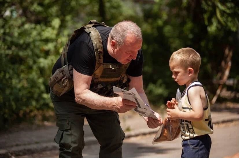 Актёры Владимир Стеклов и Руслан Банковский привезли в Северодонецк гуманитарку.