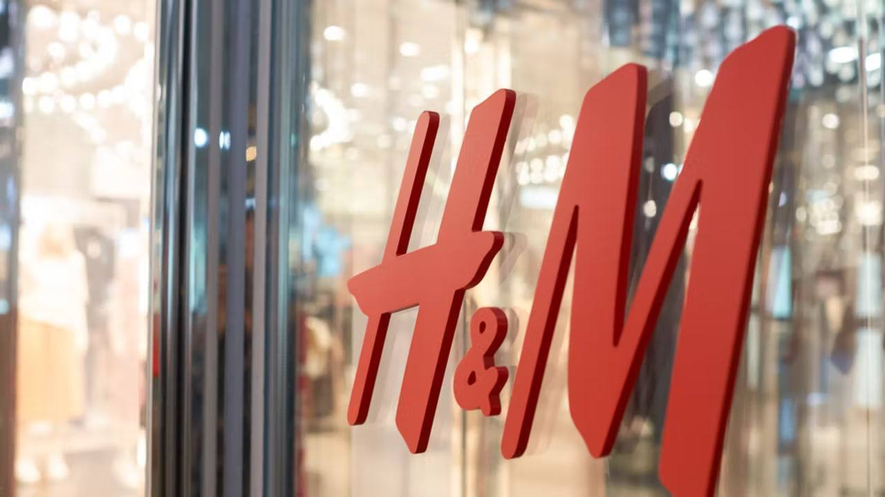H&M оценил убытки от приостановки продаж в России, Белоруссии и Украине.
