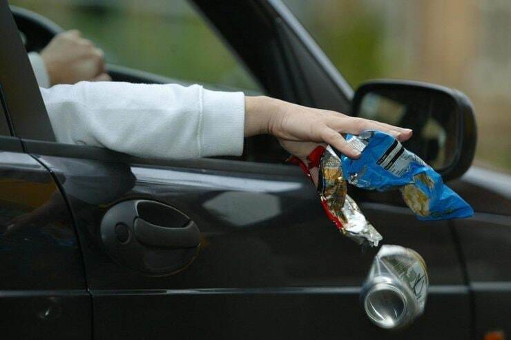 Госдума в окончательном третьем чтении одобрила законопроект о введении административной ответственности за выброс мусора из автомобиля.