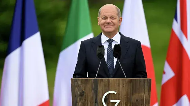 СМИ: Шольц рассмеялся после вопроса о гарантиях безопасности Украине